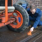 Silverline Folding Steel Wheel Chocks Pair additional 3