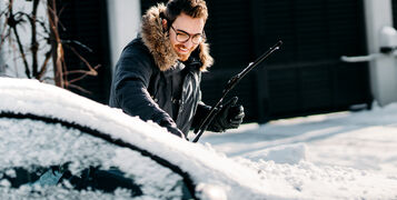 Man,Cleaning,Car,Windshield,And,Wipers,From,Snow,And,Ice